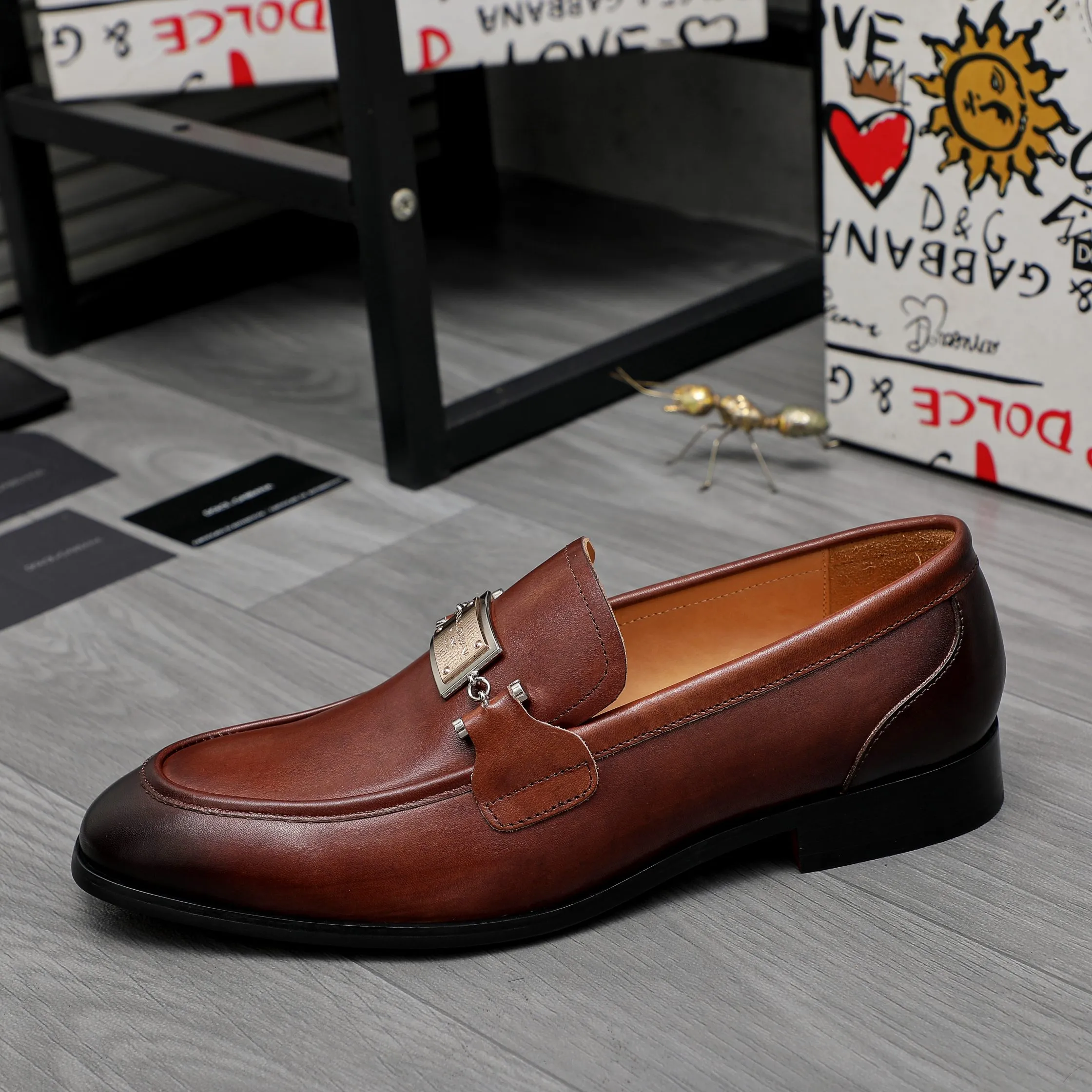 Men's shoes 💰500 Product trademark: DG (Dolce & Gabbana) business casual leather shoes Regular size: 38-45 (45 is custom-made and non-returnable) Product materials: Selected high-quality color-brushed cowhide upper, cowhide lining, original outsole
